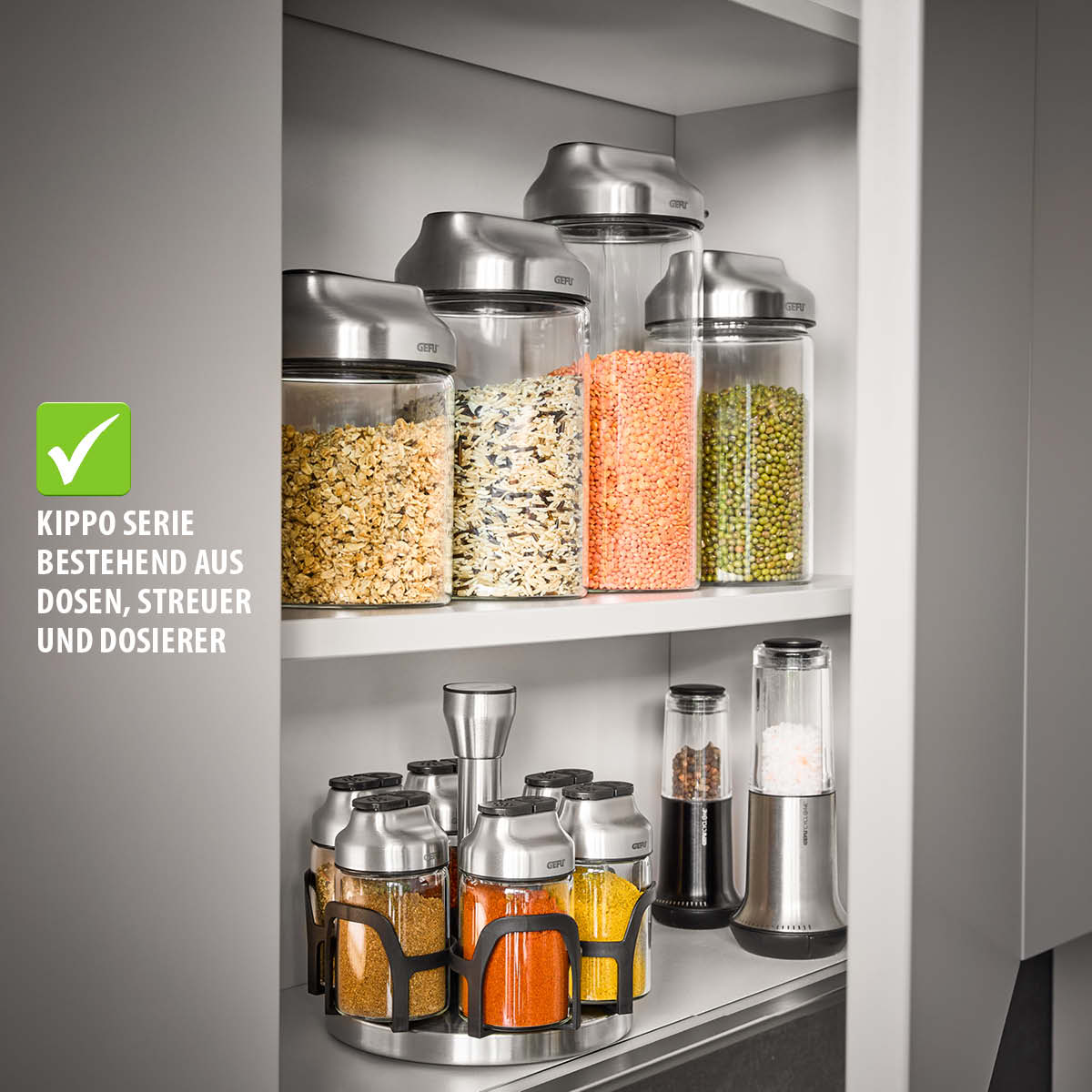 Verschiedene Vorratsbehälter und Streuer der KIPPO Serie in einem Küchenschrank, bestehend aus Glas und Edelstahl.