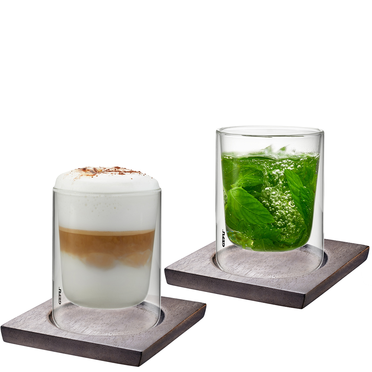 Doppelwandige Gläser mit Latte Macchiato und Kräutertee auf Holzuntersetzern Zwei doppelwandige Gläser, eines mit Latte Macchiato und das andere mit Kräutertee, auf quadratischen Holzuntersetzern