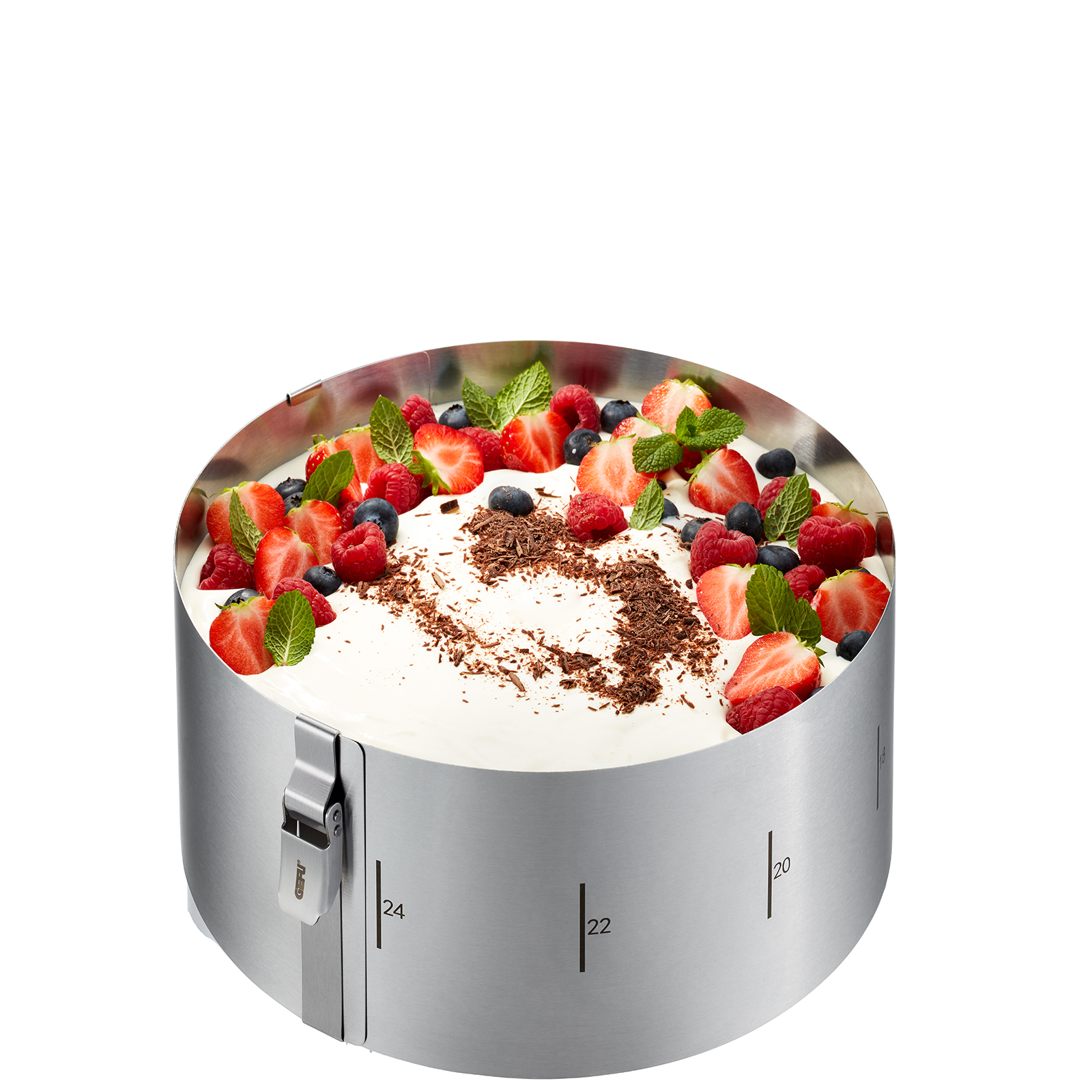 Verstellbarer Tortenring mit Sahnetorte und frischen Beeren Verstellbarer Tortenring mit Sahnetorte, dekoriert mit Erdbeeren, Himbeeren, Heidelbeeren und Schokoladenstreuseln