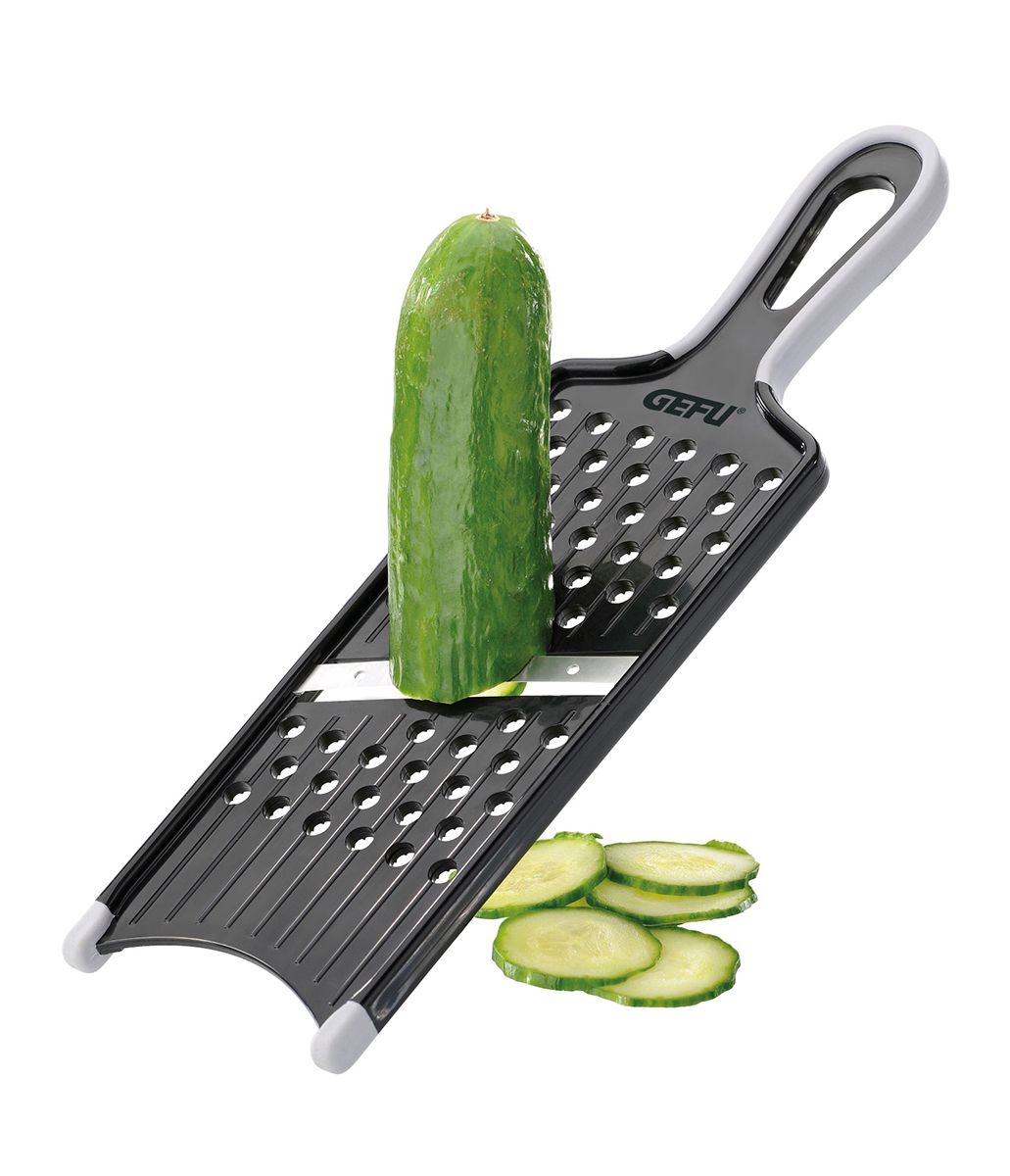 Praktische Küchenreibe mit Gurke Gurkenhobel mit einer ganzen Gurke und geschnittenen Gurkenscheiben