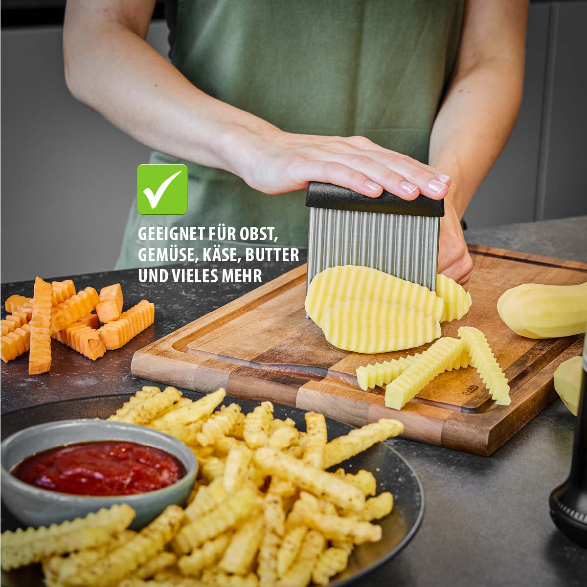 Eine Person schneidet mit einem Wellenschneider Kartoffeln und Gemüse in Wellenform. Geeignet für Obst, Gemüse, Käse, Butter und mehr.