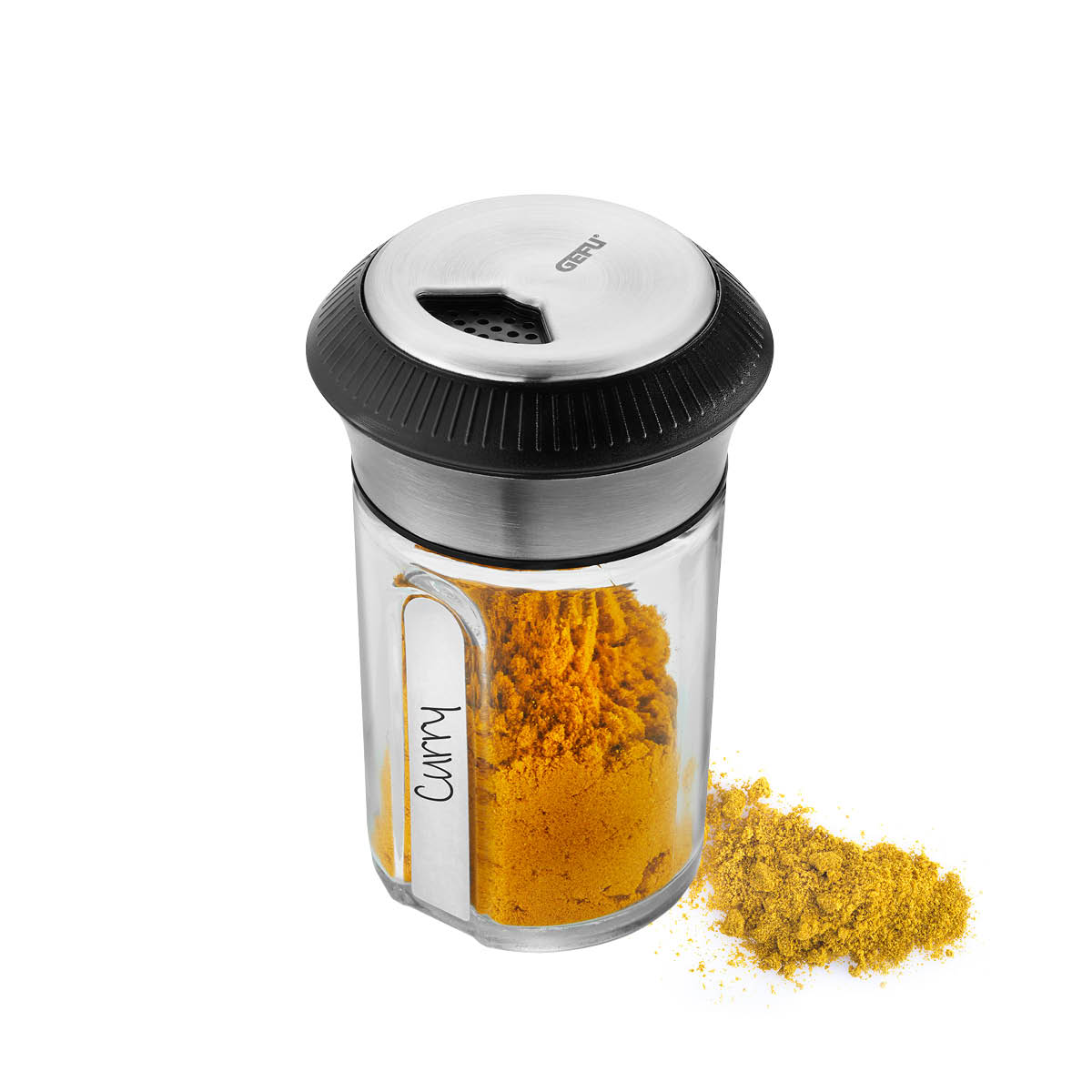 Hochwertiger Gewürzstreuer aus Edelstahl mit Curry-Pulver Gewürzstreuer aus Edelstahl mit kariertem Verschluss, gefüllt mit Currypulver, daneben eine kleine Menge verschüttetes Currypulver