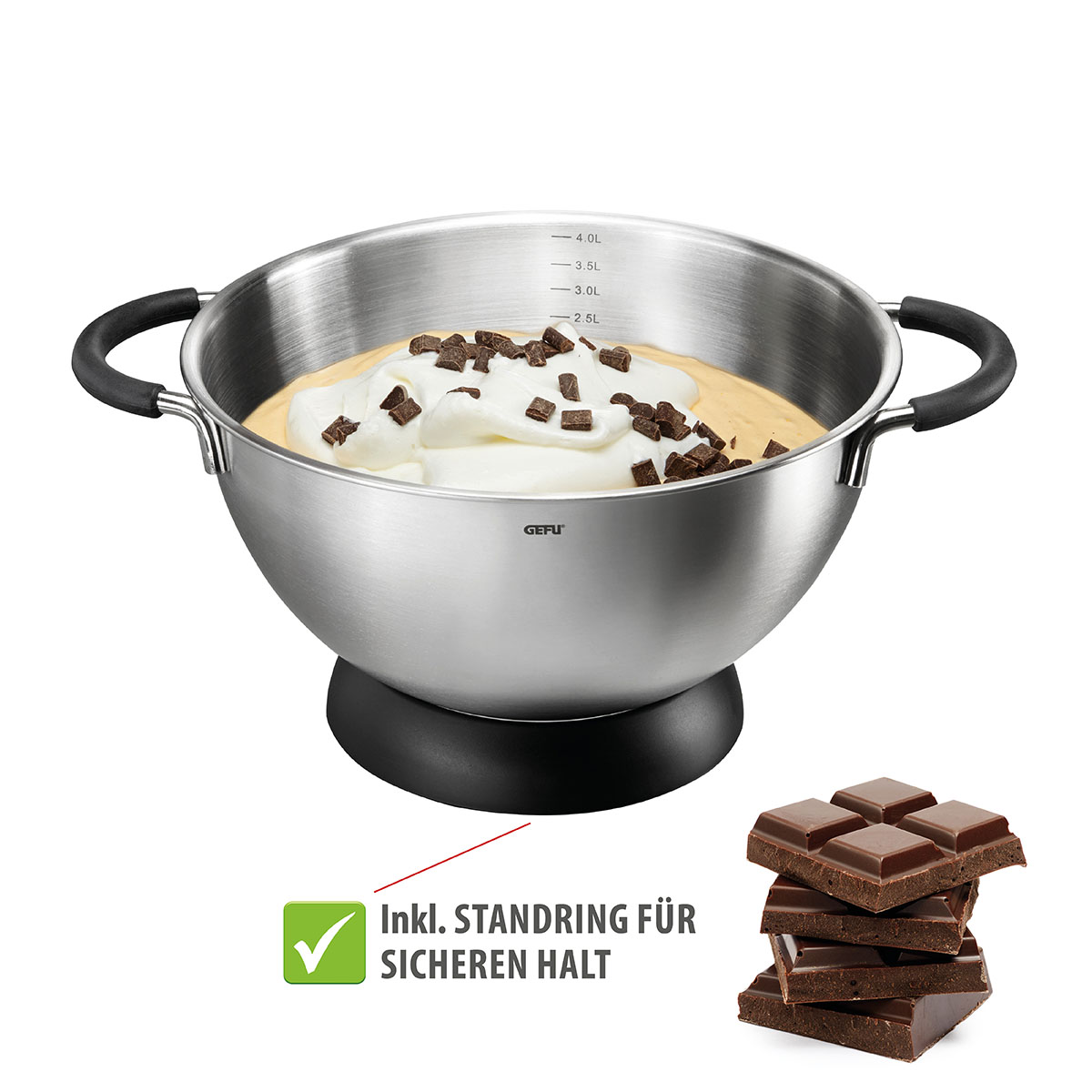 Große Edelstahlschüssel mit Griffen, gefüllt mit Dessertcreme und Schokostückchen, inklusive Standring für sicheren Halt. Neben der Schüssel sind gestapelte Schokoladenstücke zu sehen.
