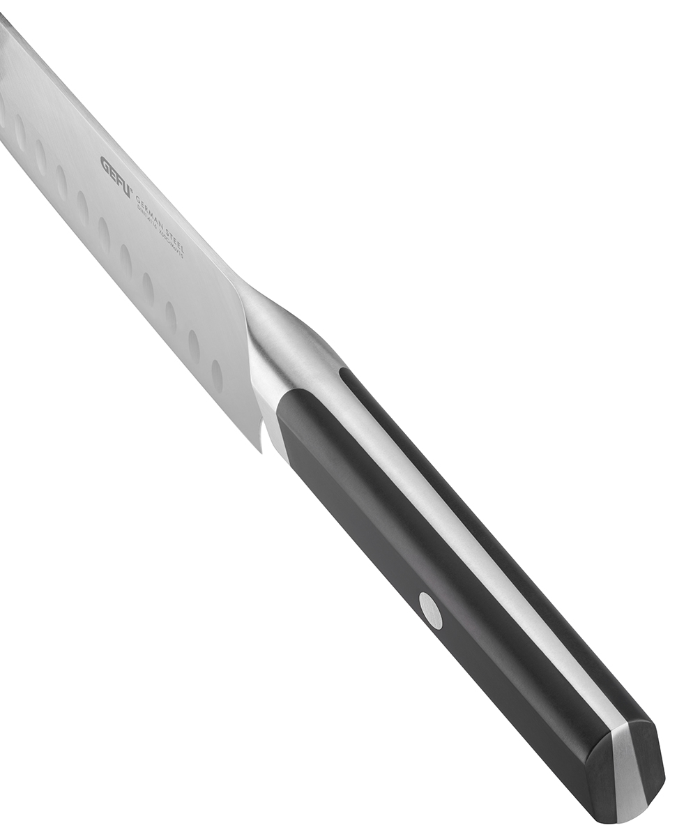 Nahaufnahme eines hochwertigen Küchenmessers mit ergonomischem Griff, ideal für präzises Schneiden