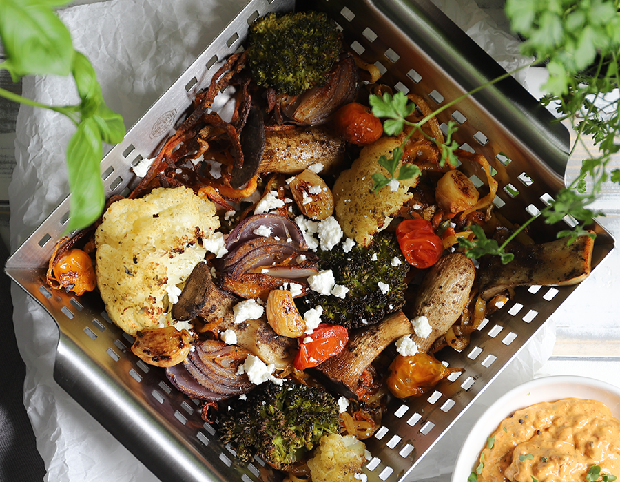 Grillgemüse Bunte Mischung aus gegrilltem Gemüse wie Brokkoli, Blumenkohl, Pilzen, Tomaten, Zwiebeln und Feta in einem Edelstahlkorb
