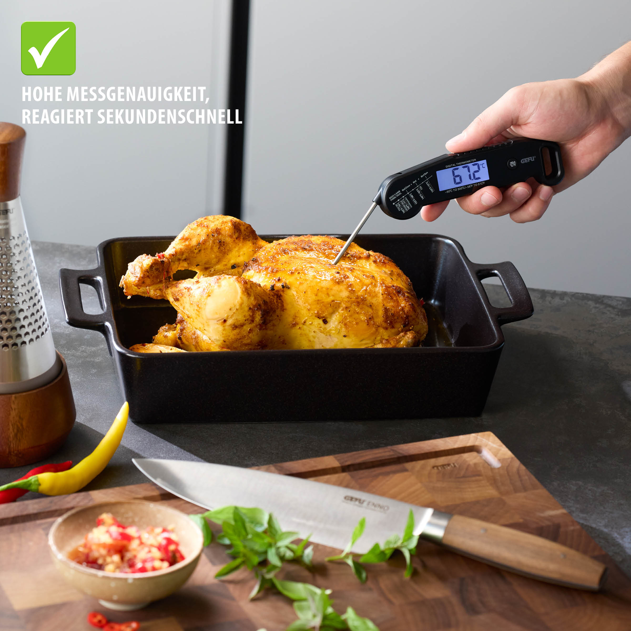 Klappbares Digital-Thermometer AUREMA von GEFU misst die Kerntemperatur eines Brathähnchens in einer Auflaufform, gut ablesbares Display für exakte Gargradkontrolle beim Kochen, Grillen und Backen