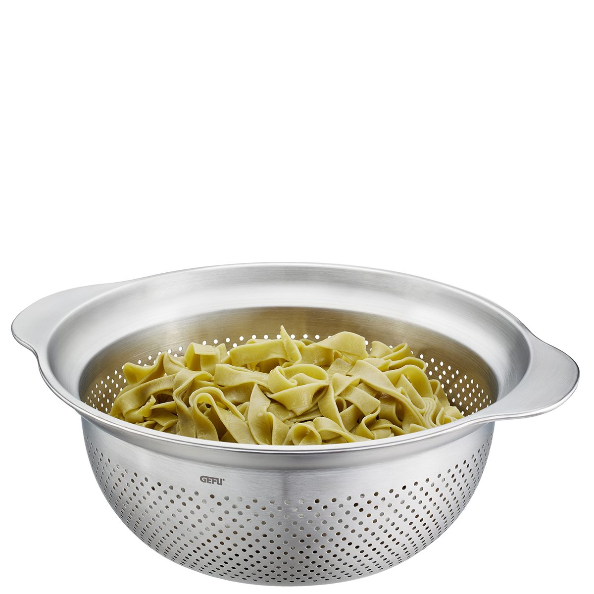 Hochwertiges Edelstahl-Sieb mit Nudeln - Perfekt zum Abtropfen und Servieren Ein robustes Edelstahlsieb, gefüllt mit frisch gekochten Nudeln, ideal zum Abtropfen und Servieren in der Küche