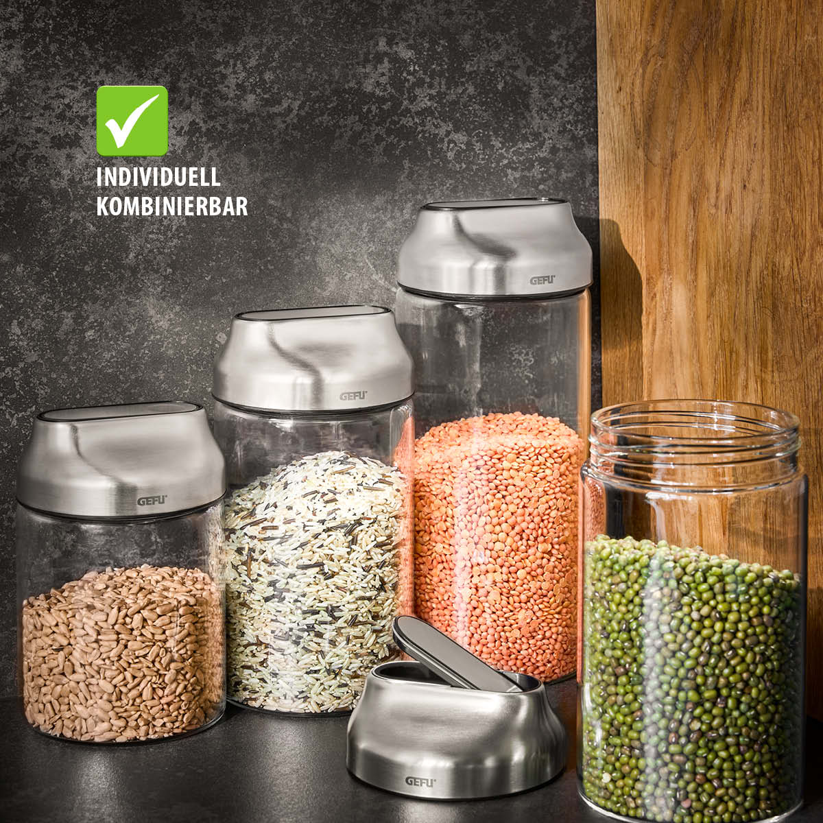Individuell kombinierbare Vorratsgläser mit Met/deckel für Küche Verschiedene gefüllte Vorratsgläser mit Metalldeckeln in einer Küche