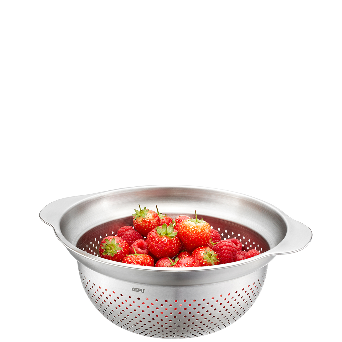 Edelstahl-Sieb mit frischen Erdbeeren und Himbeeren Edelstahlsieb gefüllt mit frischen Erdbeeren und Himbeeren