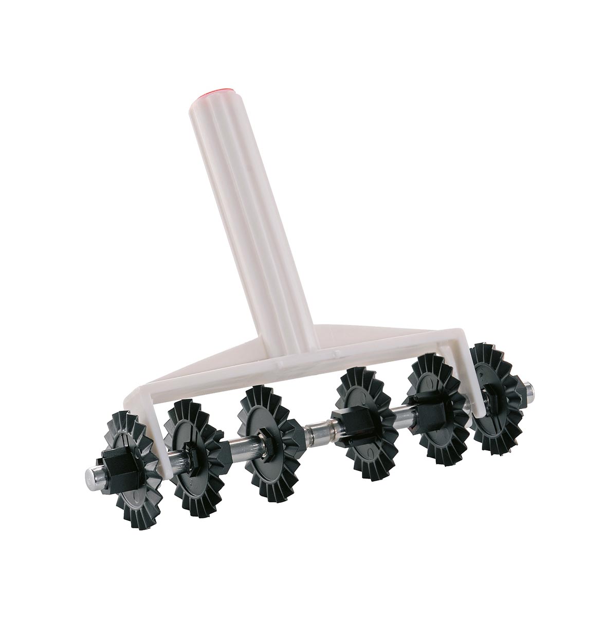 Weißer Teigroller mit schwarzen Schneidrädchen, ideal zum gleichmäßigen Schneiden von Teig