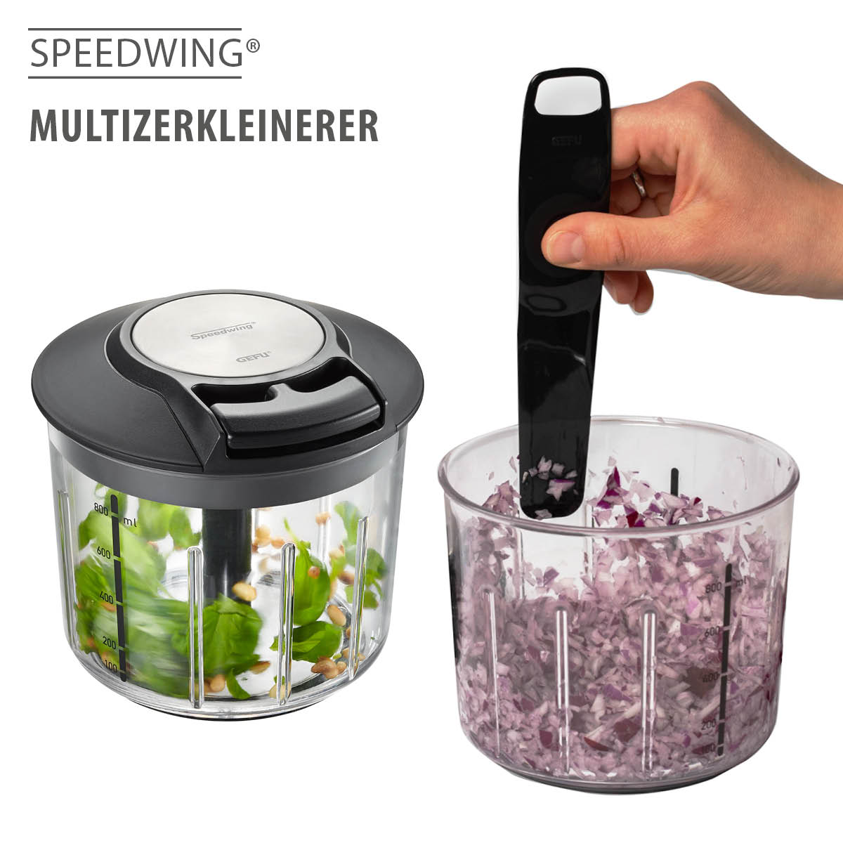 Speedwing Multizerkleinerer für effiziente Küchenvorbereitung Handbedienter Speedwing Multizerkleinerer mit zerkleinertem Gemüse in einer transparenten Schüssel