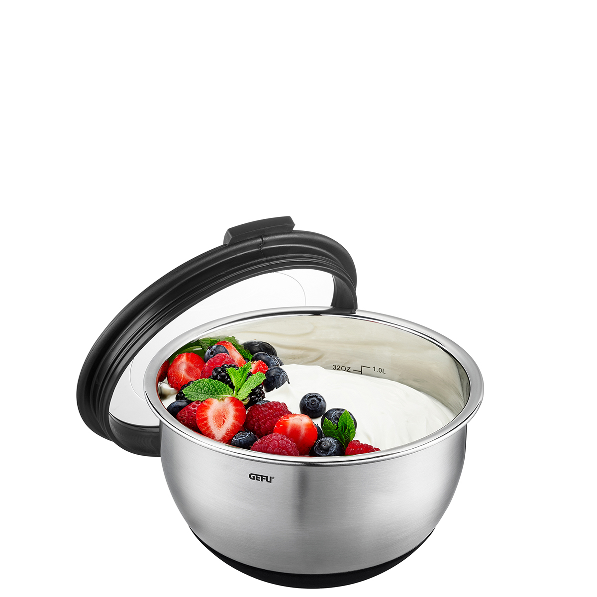 Edelstahl-Rührschüssel mit Deckel und frischen Beeren Edelstahl-Rührschüssel mit durchsichtigen Deckel, gefüllt mit Joghurt und frischen Beeren wie Erdbeeren, Himbeeren und Heidelbeeren