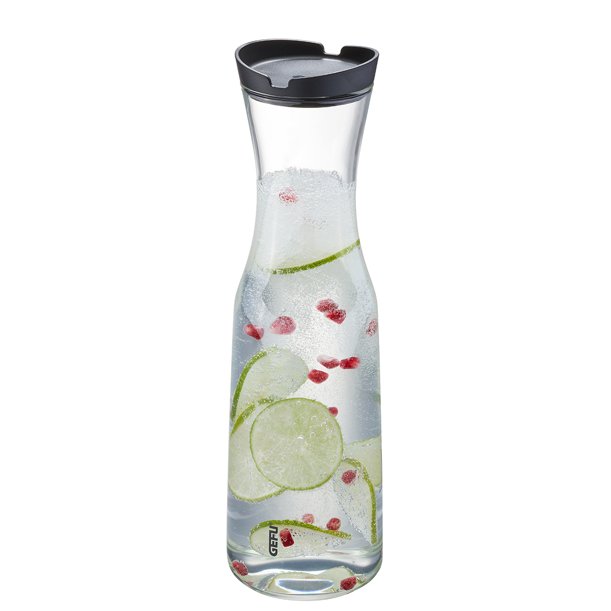 Elegante Glaskaraffe mit Fruchtinfusion Glaskaraffe gefüllt mit Wasser, Limettenscheiben, Granatapfelkernen und Eiswürfeln