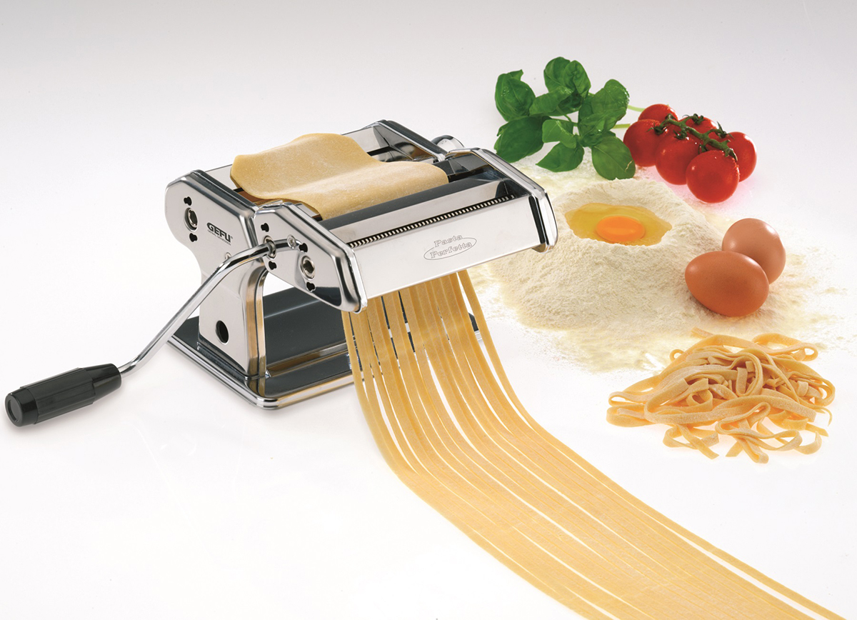Hochwertige Nudelmaschine aus Edelstahl für frische Pasta Nudelmaschine mit frischem Teig und Zutaten wie Mehl, Eiern und Tomaten