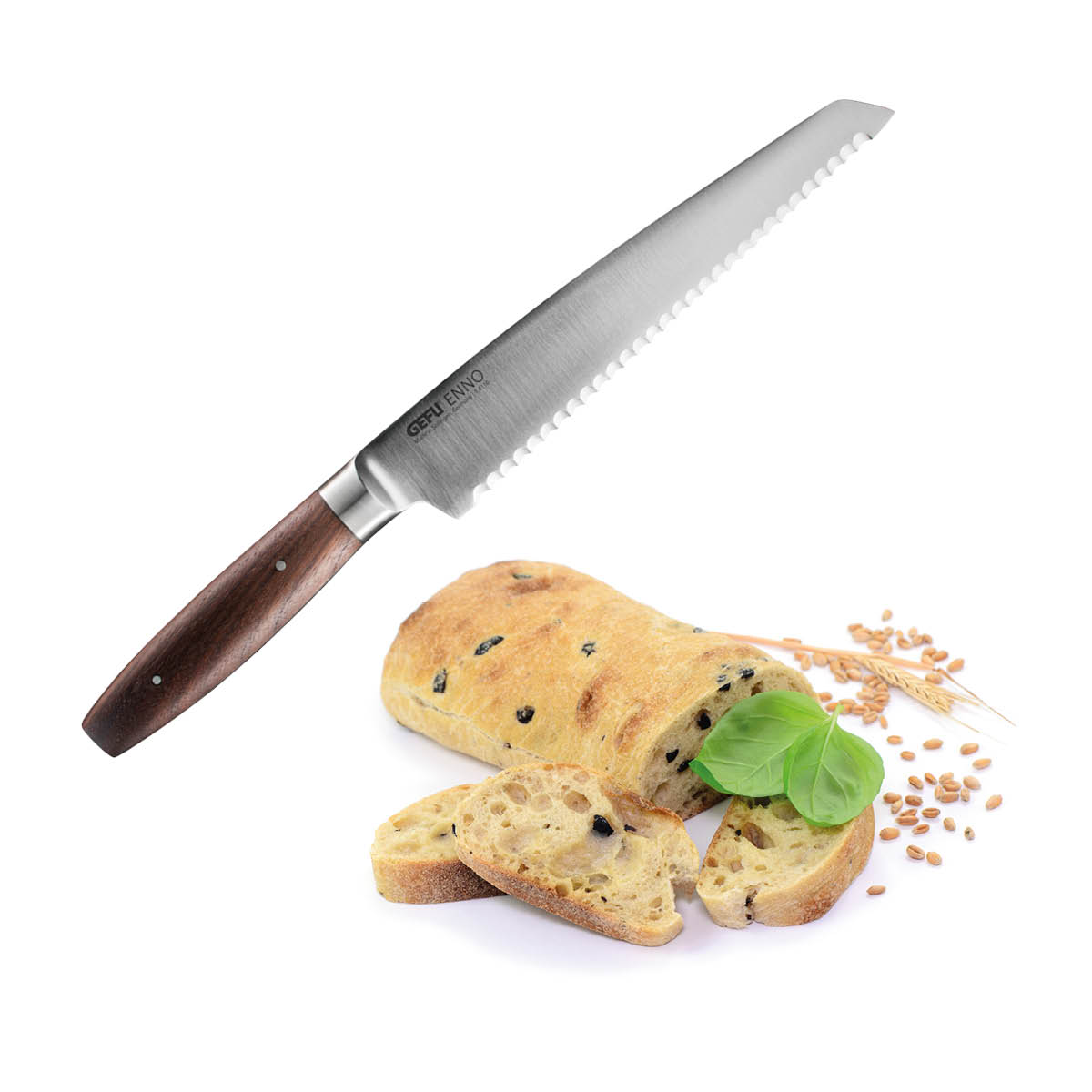 Brotmesser mit Olivenbrot und Basilikum auf weißem Hintergrund Ein scharfes Brotmesser, geschnittenes Olivenbrot und Basilikumblätter auf weißem Hintergrund