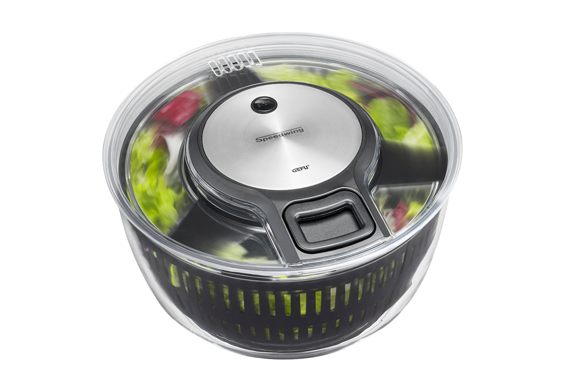 Hochwertige Salatschleuder aus Edelstahl und Kunststoff Salatschleuder mit transparentem Deckel und schwarzem Innenkorb, gefüllt mit grünem Salat