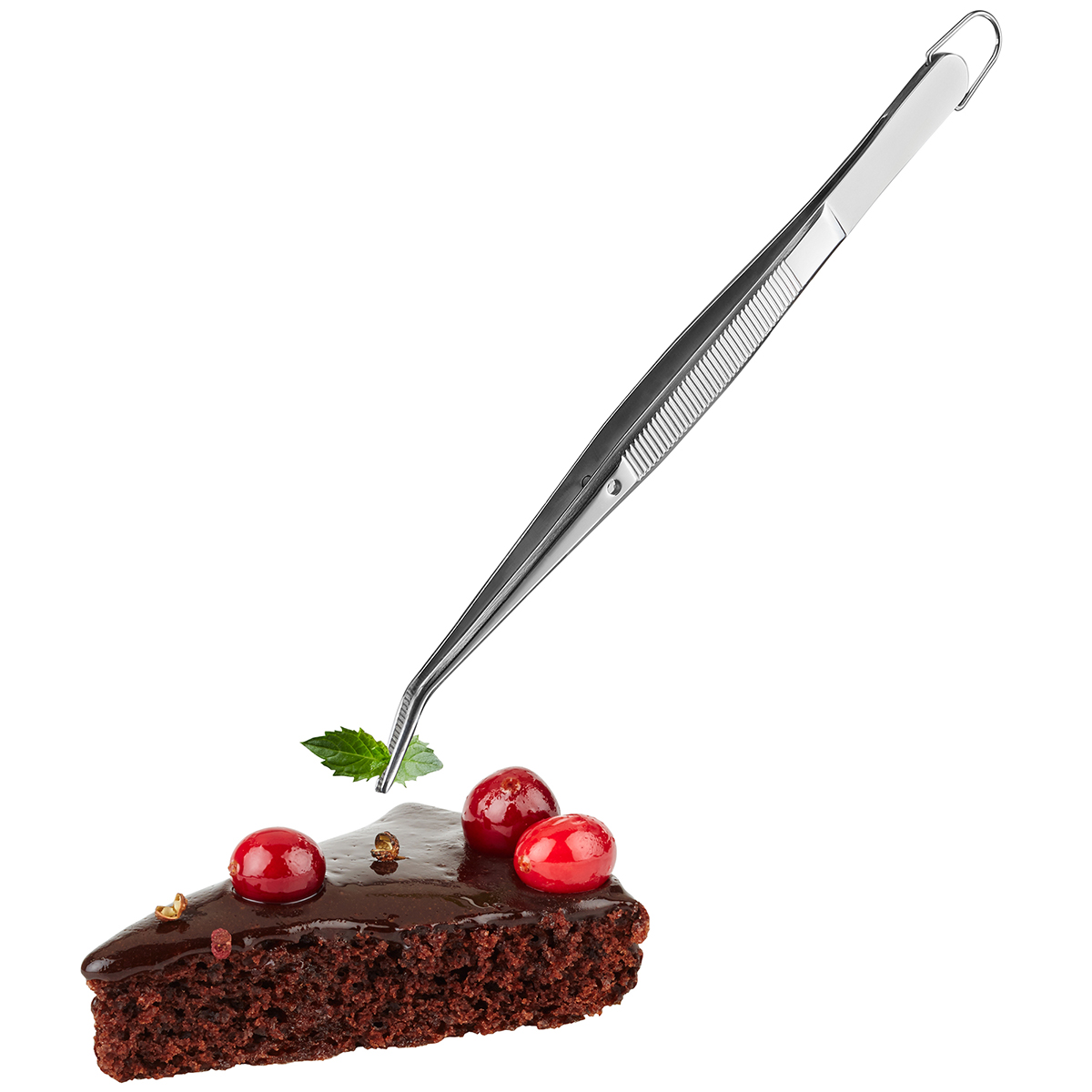 Präzisionspinzette zum Dekorieren von Desserts Präzisionspinzette platziert ein Minzblatt auf einem Schokokuchenstück mit Kirschen als Dekoration