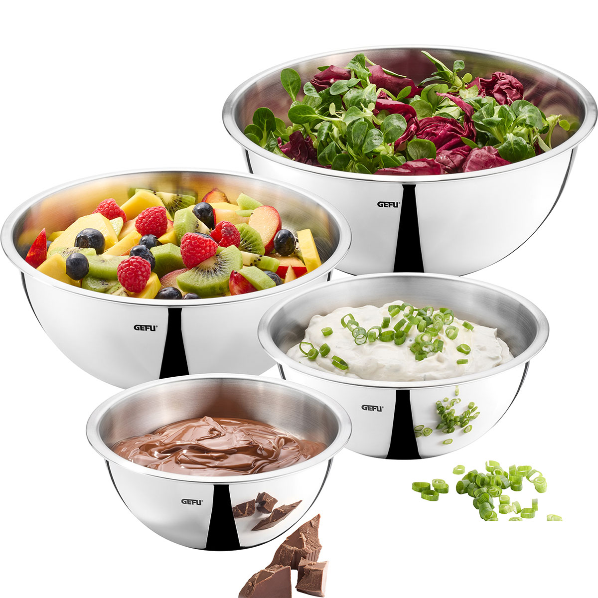 Edelstahl Schüssel-Set von GEFU, ideal für Salat, Obst und Desserts Vier GEFU Edelstahlschüsseln gefüllt mit Salat, Obst, Quark und Schokolade