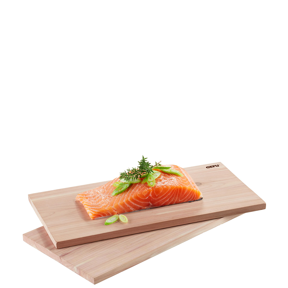 Zedernholz-Räucherbrett mit Lachsfilet und frischen Kräutern Ein Lachsfilet, garniert mit Kräutern und Frühlingszwiebeln, liegt auf einem Zedernholzbrett. Perfekt zum Räuchern und Grillen geeignet.