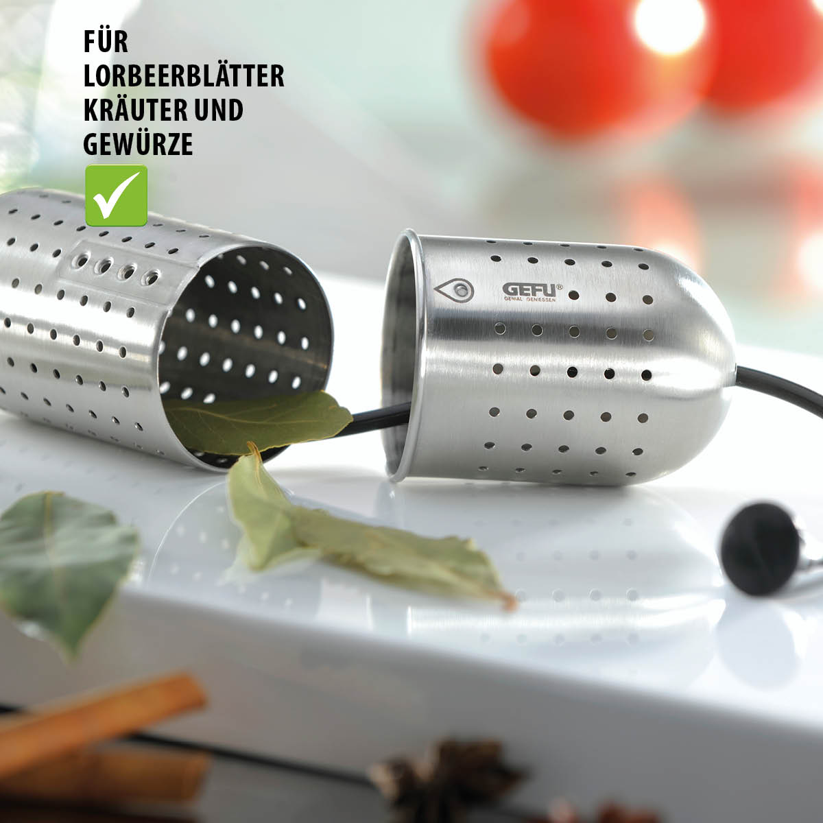 Edelstahl Kräuter- und Gewürzsieb für Lorbeerblätter Offenes Edelstahl-Gewürzsieb mit Lorbeerblättern zum Aromatisieren von Speisen