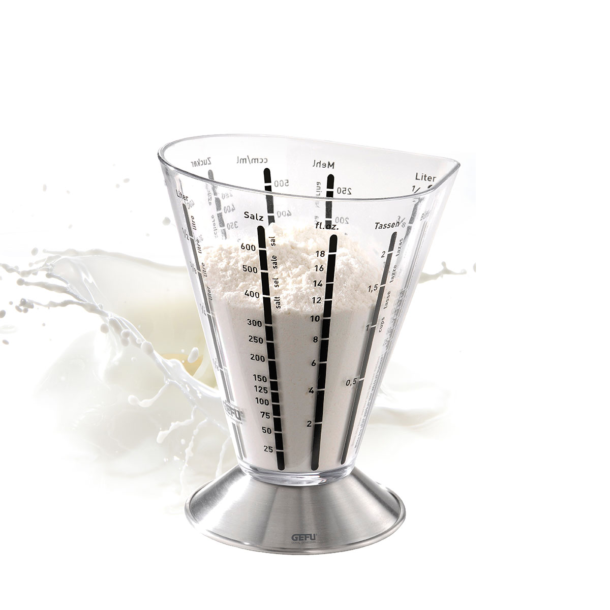 Messbecher aus Glas mit Skala zur genauen Dosierung von Zutaten Ein transparenter Messbecher aus Glas mit aufgedruckter Skala, gefüllt mit Mehl, im Hintergrund spritzende Milch.
