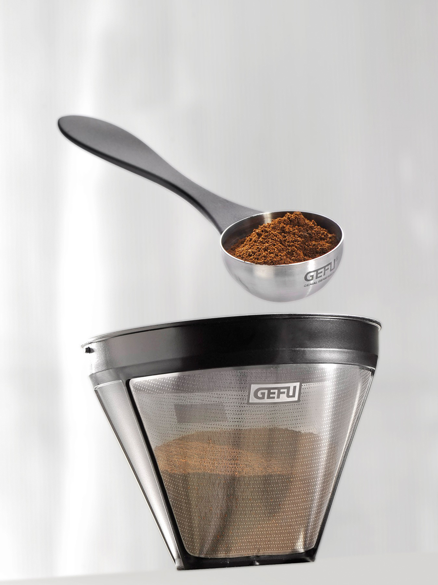 GEFU Kaffeelöffel und Dauerfilter für perfekten Kaffeegenuss GEFU Kaffeelöffel mit Kaffeepulver über einem dauerhaften Kaffeefilter