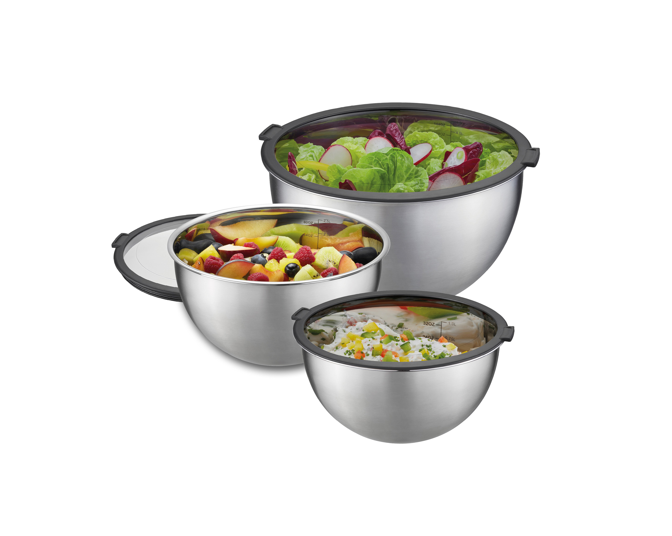 Edelstahl-Schüssel Set mit Deckel - 3-teilig für Salat, Obst und Snacks Drei Edelstahl-Schüsseln mit Deckeln, gefüllt mit Salat, Obst und einer Creme, auf weißem Hintergrund