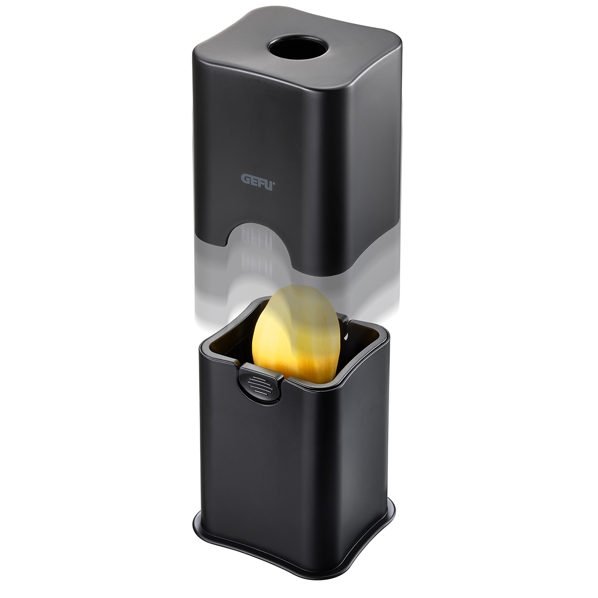 GEFU Kartoffelschneider mit schwarzem Gehäuse und Kartoffel im Inneren Schwarzer GEFU Kartoffelschneider, geöffnet, mit gelber Kartoffel sichtbar