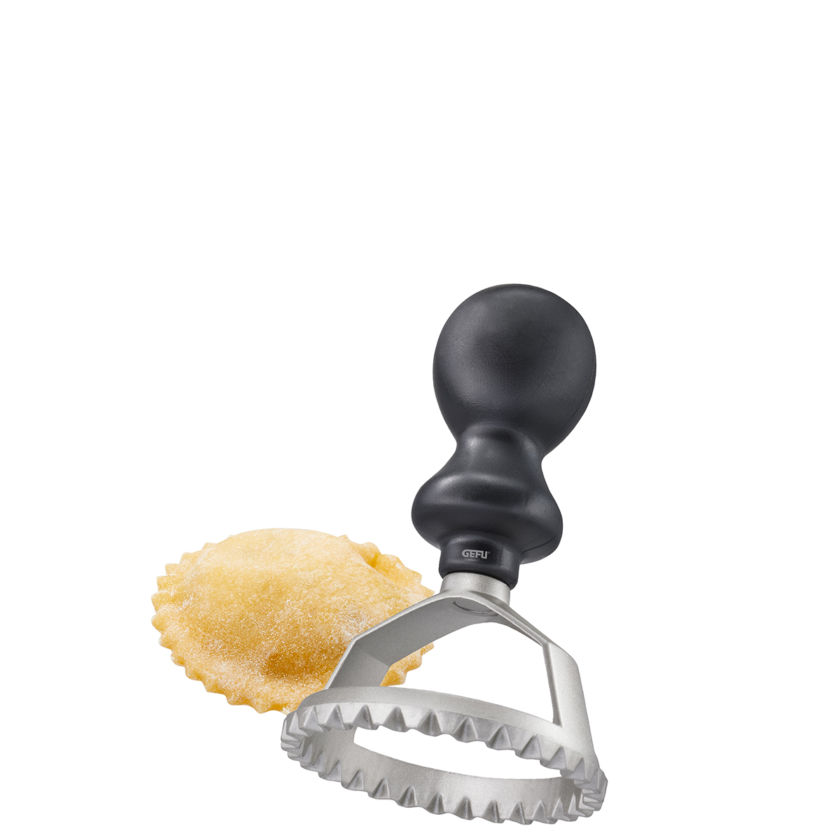 Ravioli-Ausstecher mit ergonomischem Griff Runder Ravioli-Ausstecher mit schwarzem Griff neben gefüllten Ravioli