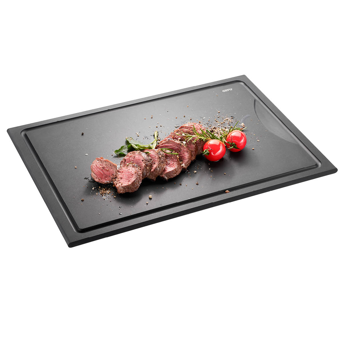 Elegantes Schneidebrett mit geschnittenem Fleisch und Tomaten Ein elegantes, schwarzes Schneidebrett mit geschnittenem Fleischstück, dekoriert mit frischen Tomaten und Kräutern. Perfekt für stilvolle Küchenpräsentationen.