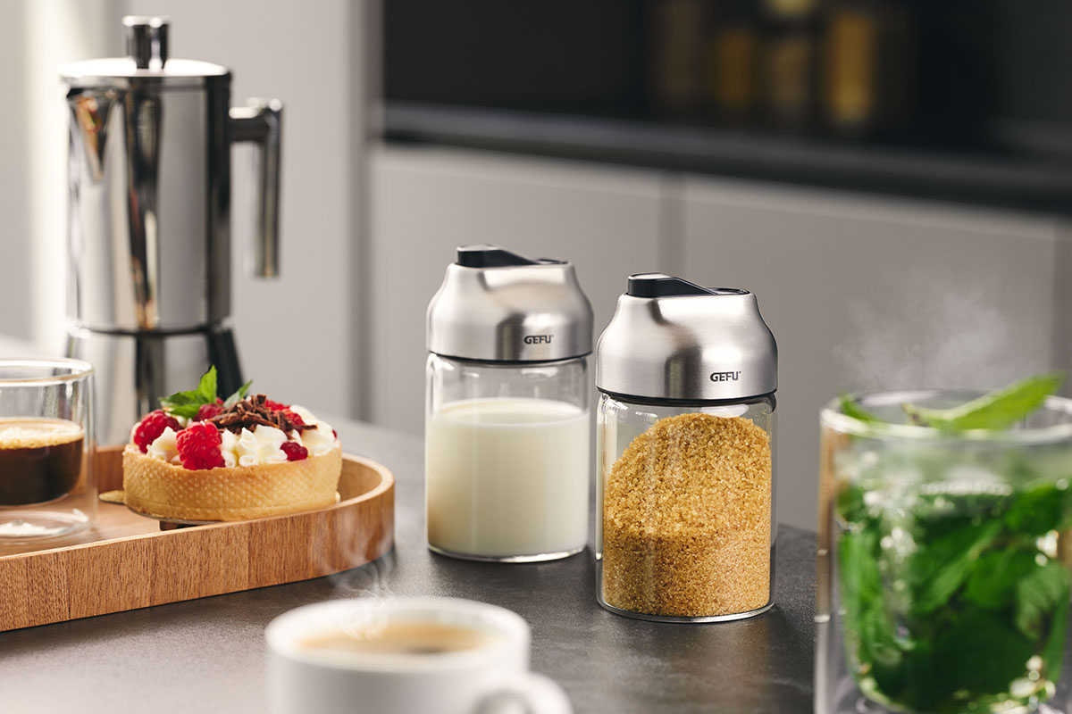 Küchenszene mit Gefu-Zuckerdosen und Kaffeezubehör Gefu-Zuckerdosen neben Tee, Kaffee und Dessert in moderner Küche