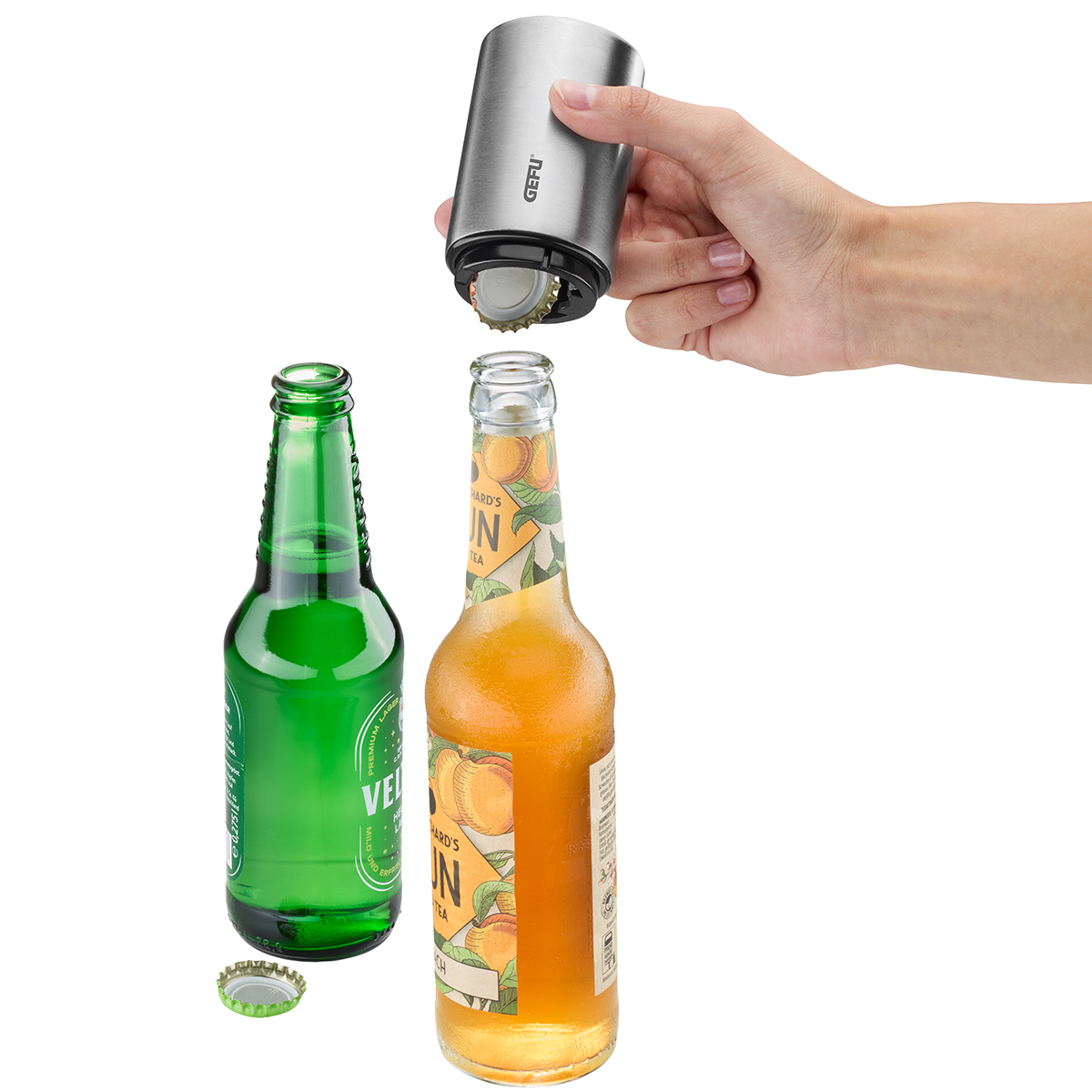 Eine Hand benutzt einen Flaschenöffner aus Edelstahl, um Kapseln von Glasflaschen zu entfernen.