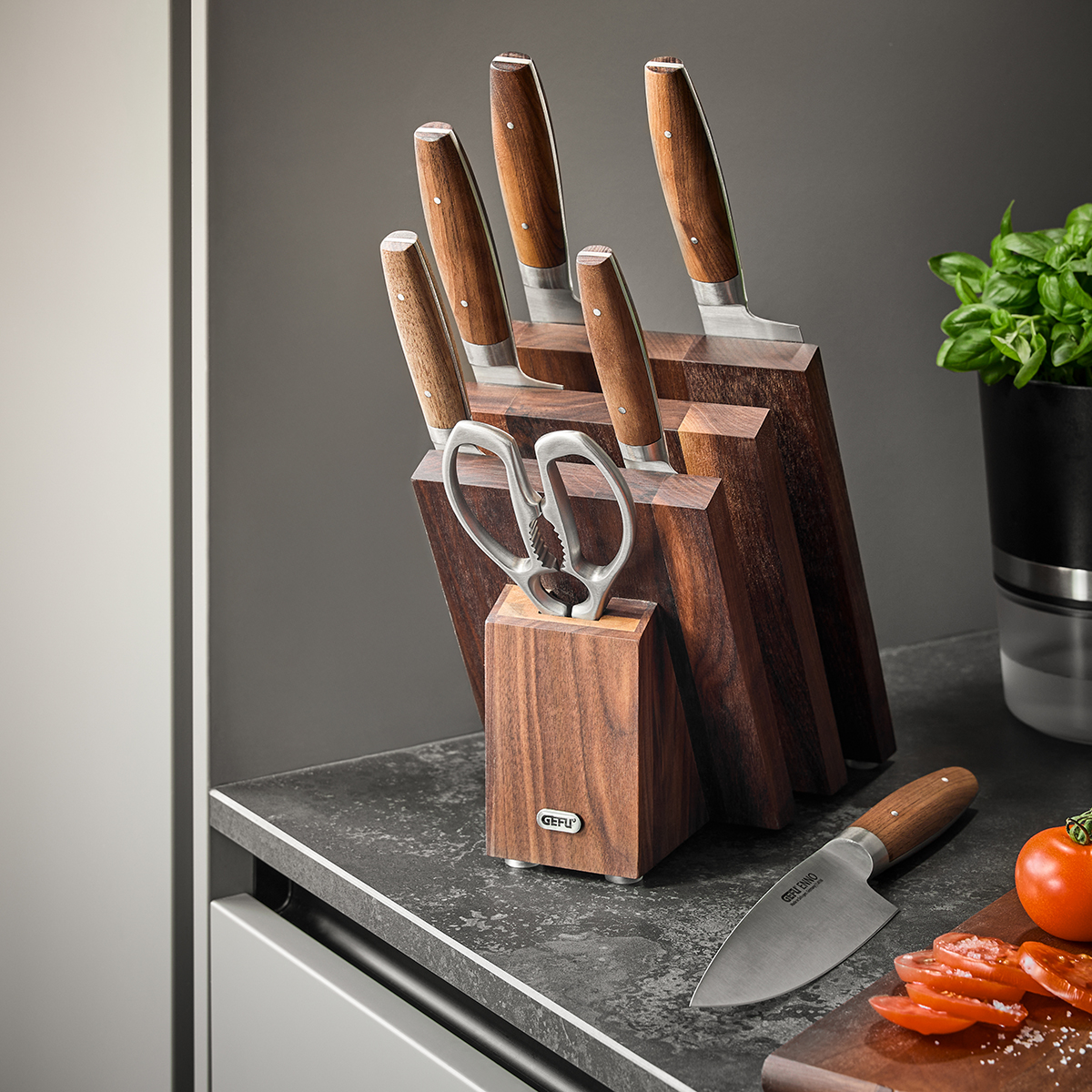 Ein eleganter Messerblock aus Holz mit mehreren Messern und einer Schere auf einer Küchenarbeitsplatte