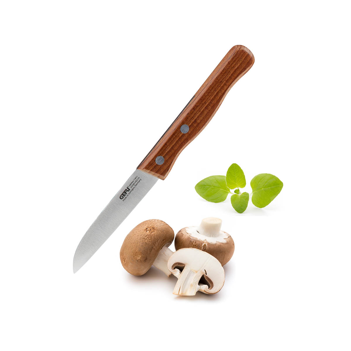 Hochwertiges Küchenmesser mit Holzgriff neben frischen Champignons und Basilikumblättern Ein Küchenmesser mit Holzgriff liegt neben geschnittenen Champignons und frischen Basilikumblättern auf weißem Hintergrund.