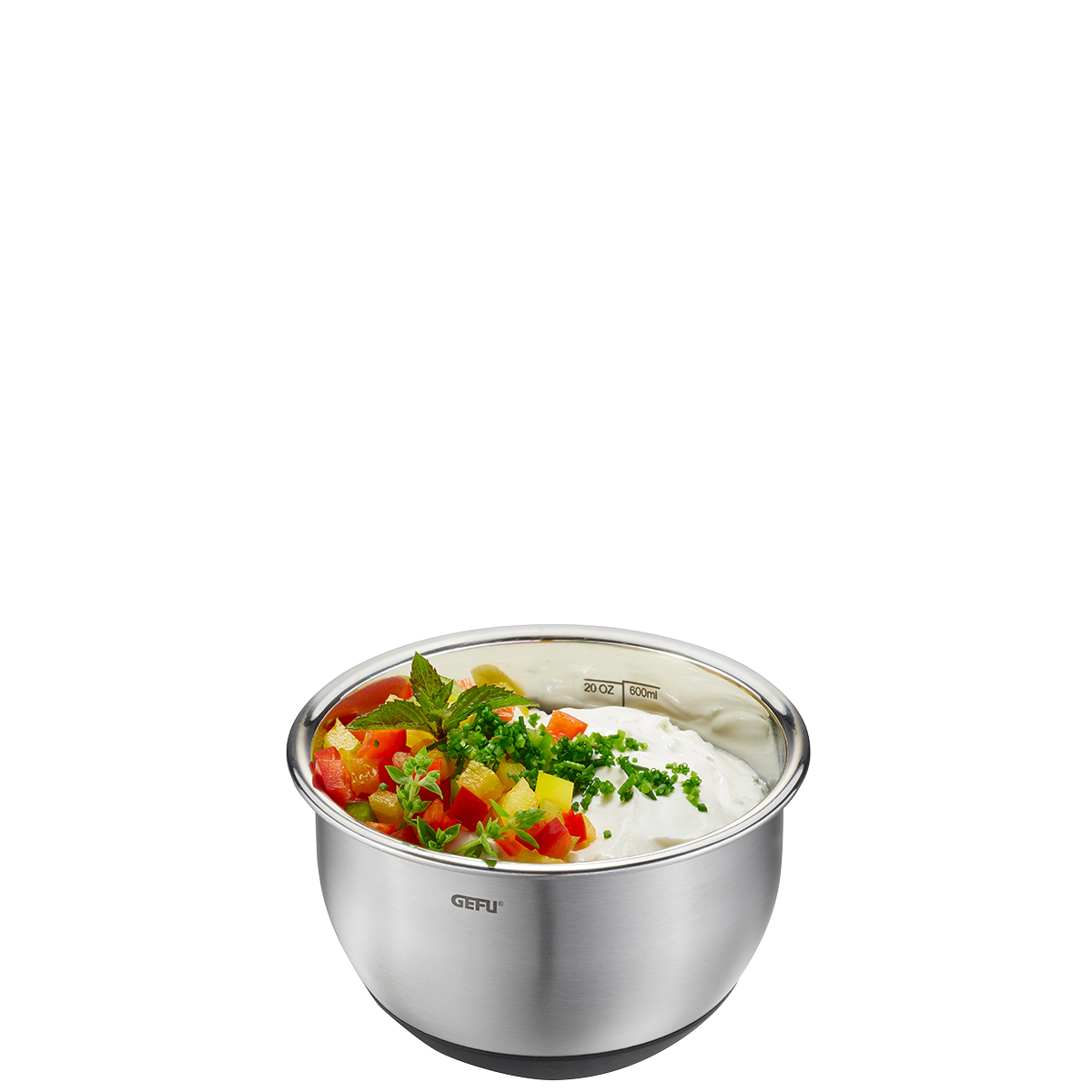 Edelstahl-Rührschüssel mit frischen Zutaten gefüllt Silberne Edelstahl-Rührschüssel gefüllt mit bunten Gemüsewürfeln, Kräutern und Sahne. Perfekt für Küche und Kochen.