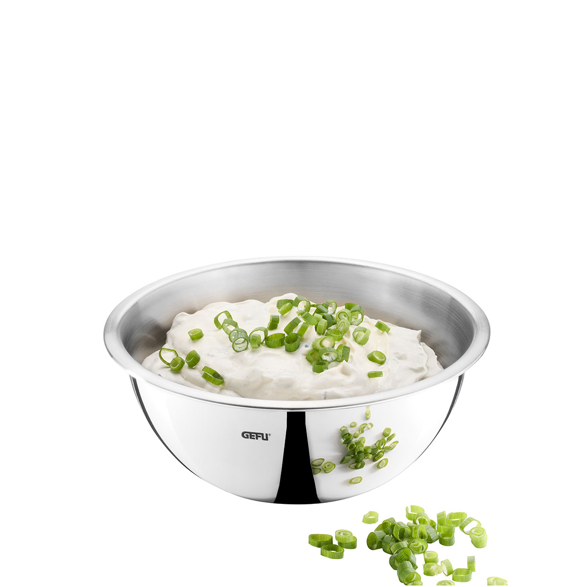 Edelstahl-Rührschüssel mit Frühlingszwiebel-Dip Edelstahl-Rührschüssel mit weißem Dip, garniert mit Frühlingszwiebeln