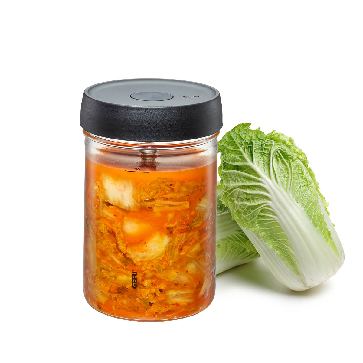 Fermentationsglas mit Kimchi und Chinakohl Fermentationsglas gefüllt mit Kimchi, daneben ein frischer Chinakohl