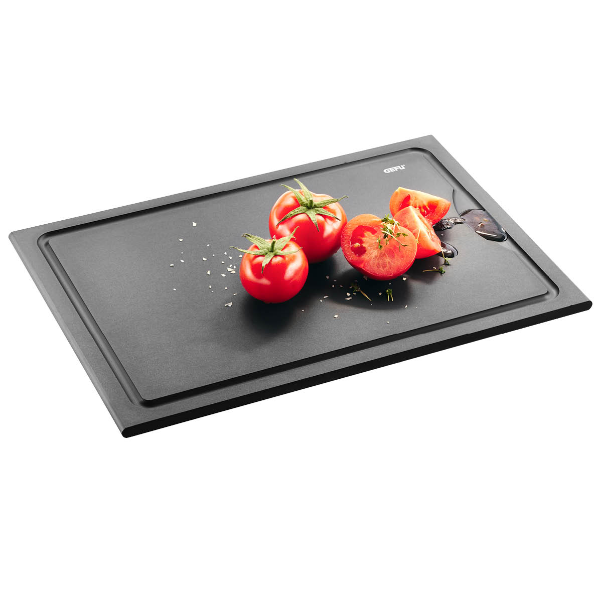 Hochwertiges Schneidebrett mit Tomaten und Kräutern dekoriert Schwarzes Schneidebrett mit frischen Tomaten und Kräutern