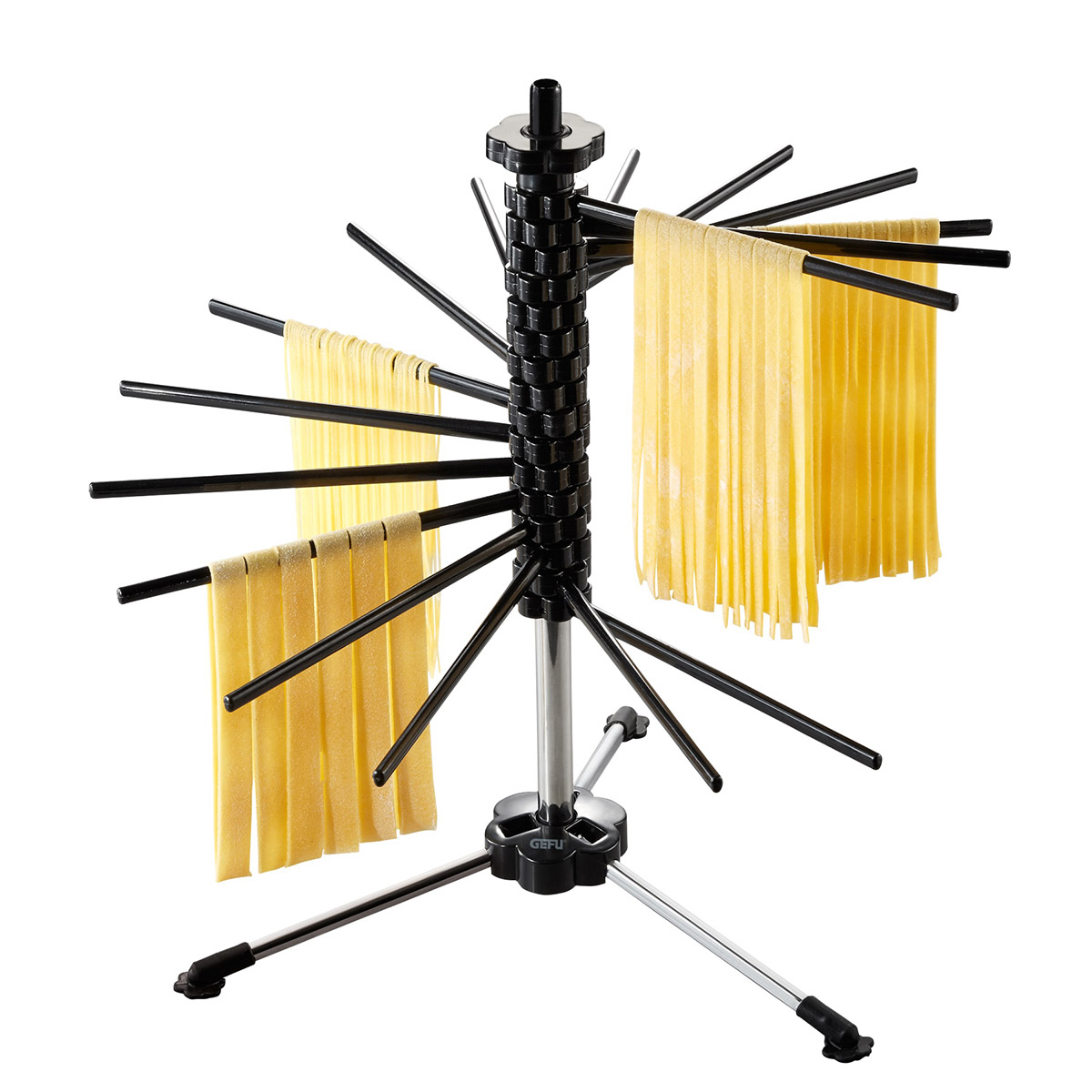 Ein Nudelständer mit mehreren Armen, auf denen frische Pasta zum Trocknen hängt