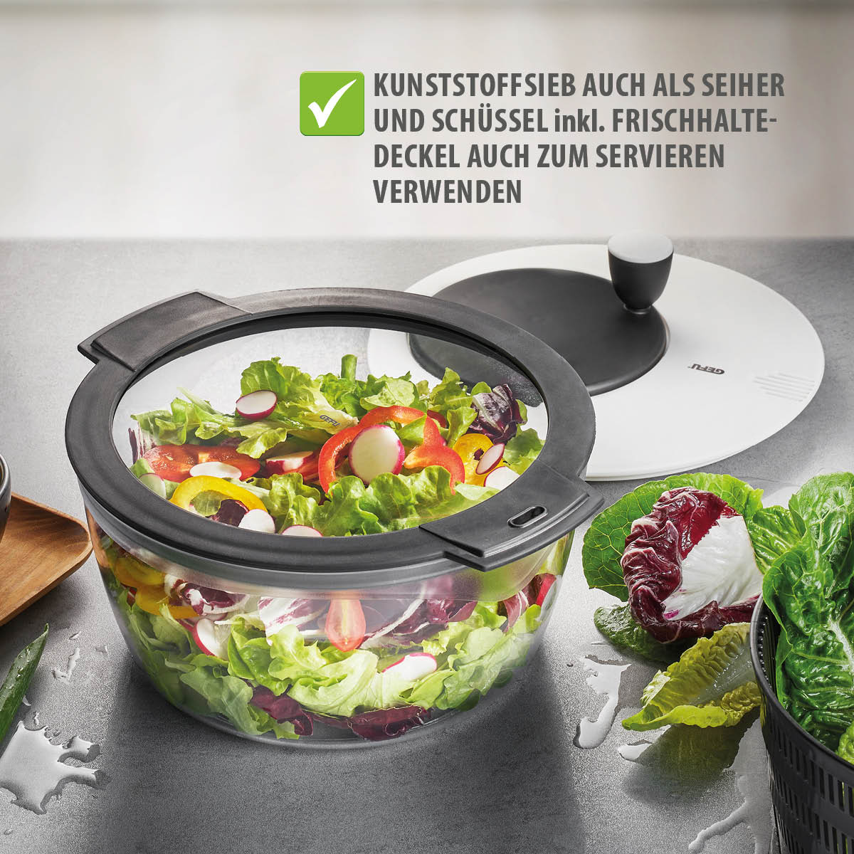 Kunststoffsieb als Seiher und Schüssel mit Frischhaltedeckel, ideal zum Servieren von Salaten in der Küche