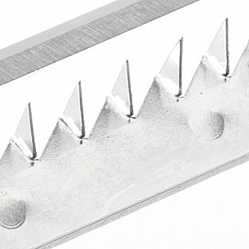 Nahaufnahme von scharfen Metallsägezähnen