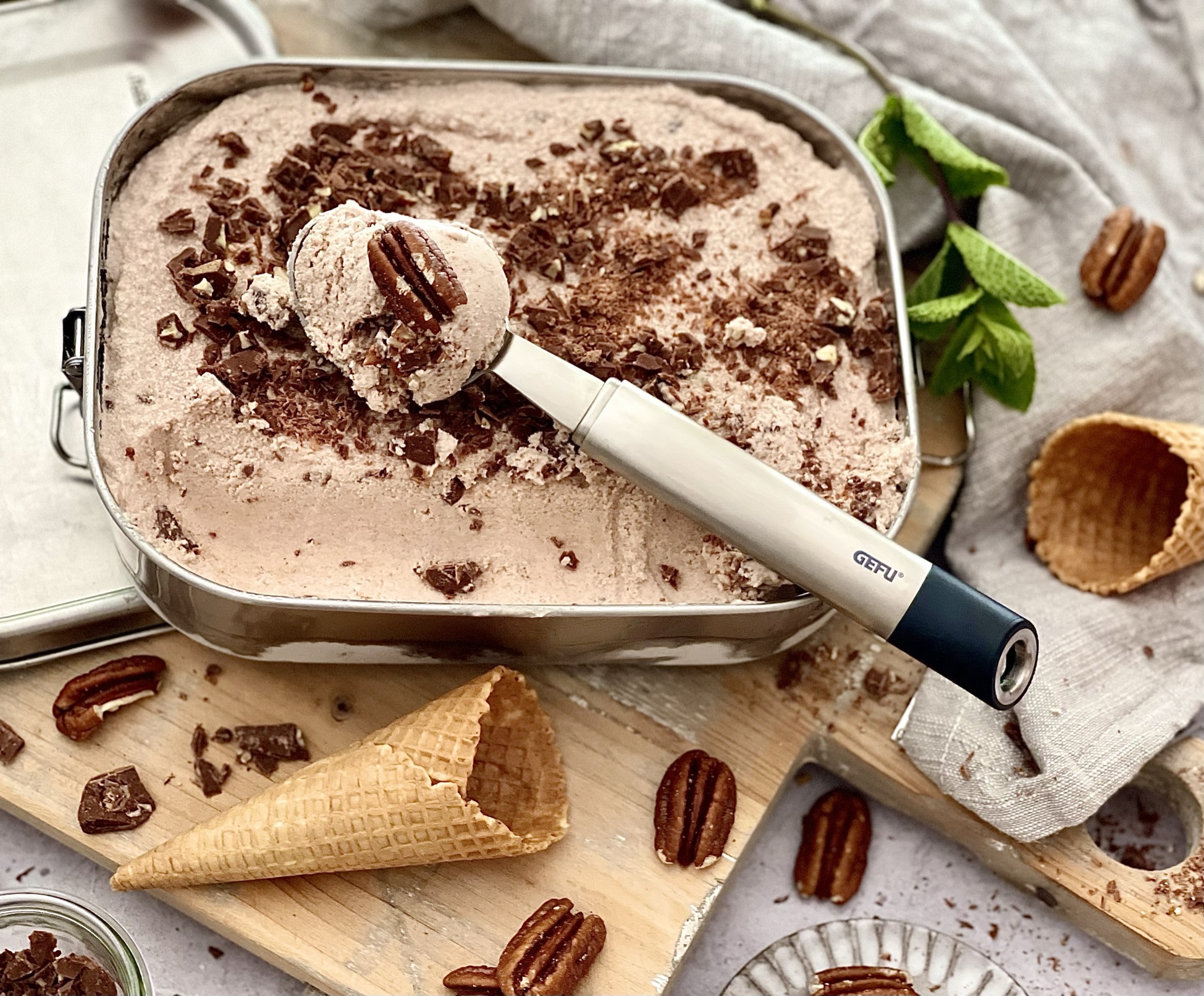 Pekannuss-Eis mit Schokostückchen (vegan)