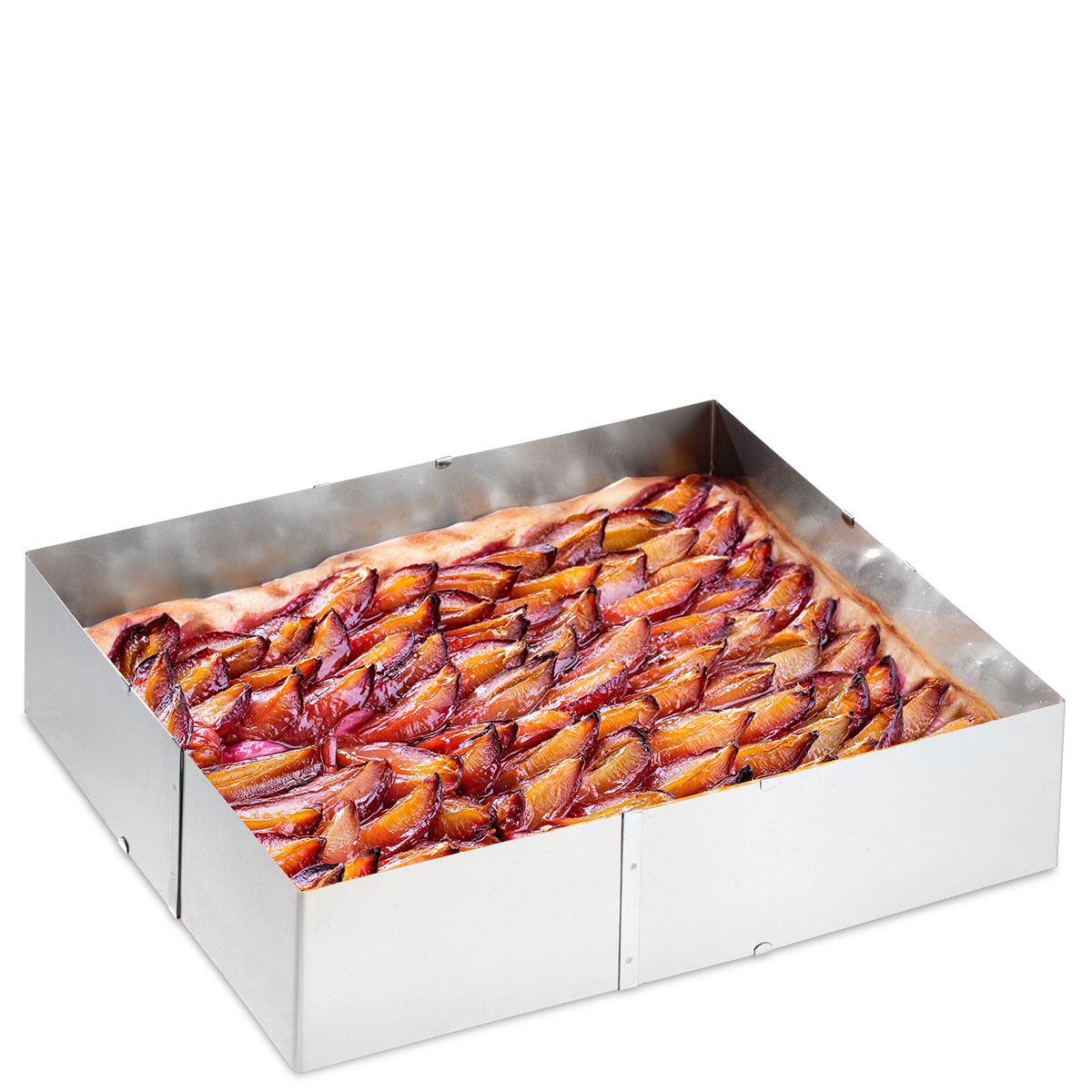 Frischer Pflaumenkuchen im Backrahmen - Saftiger Obstkuchen mit knusprigem Boden Pflaumenkuchen in einem rechteckigen Backrahmen, mit gebackenen Pflaumen dekoriert und goldbraun gebacken
