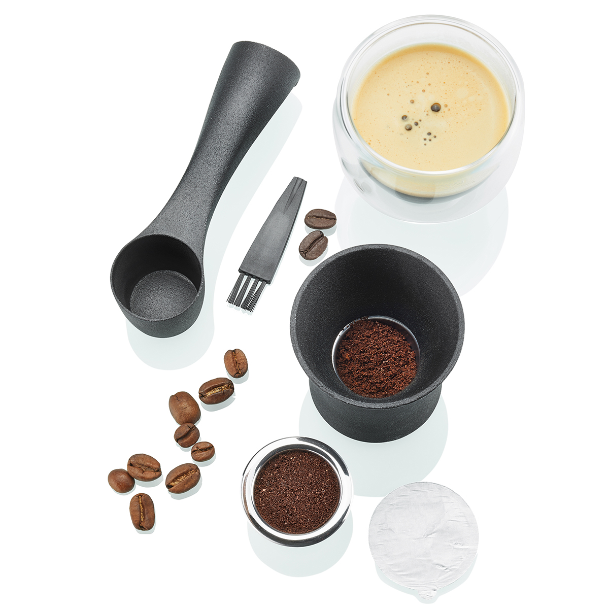 Set zur Kaffeezubereitung mit Espresso, Kaffeelöffel und Bohnen Kaffeezubereitungsset mit gemahlenem Kaffee, Kaffeelöffel, Bohnen und Espresso in einer Tasse