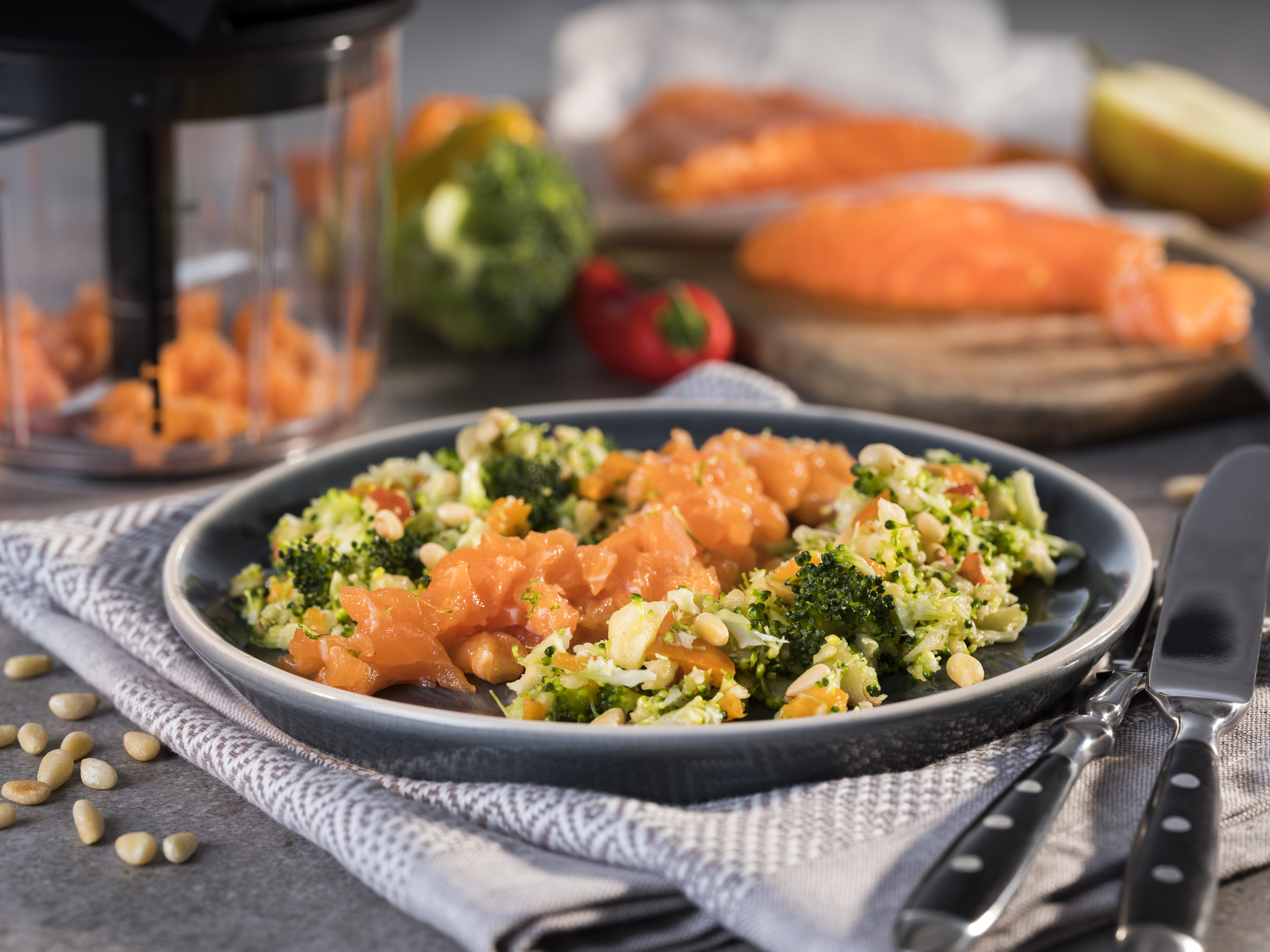 Lachstatar auf Brokkoli-Paprika-Salat Lachstatar auf Brokkoli-Paprika-Salat