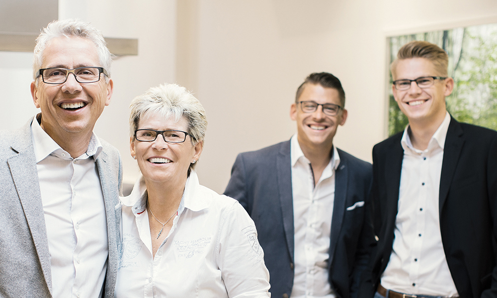 Glückliches Team bei der Arbeit in einem modernen Büro Gruppe von vier lächelnden Personen in Büroarbeitsumgebung