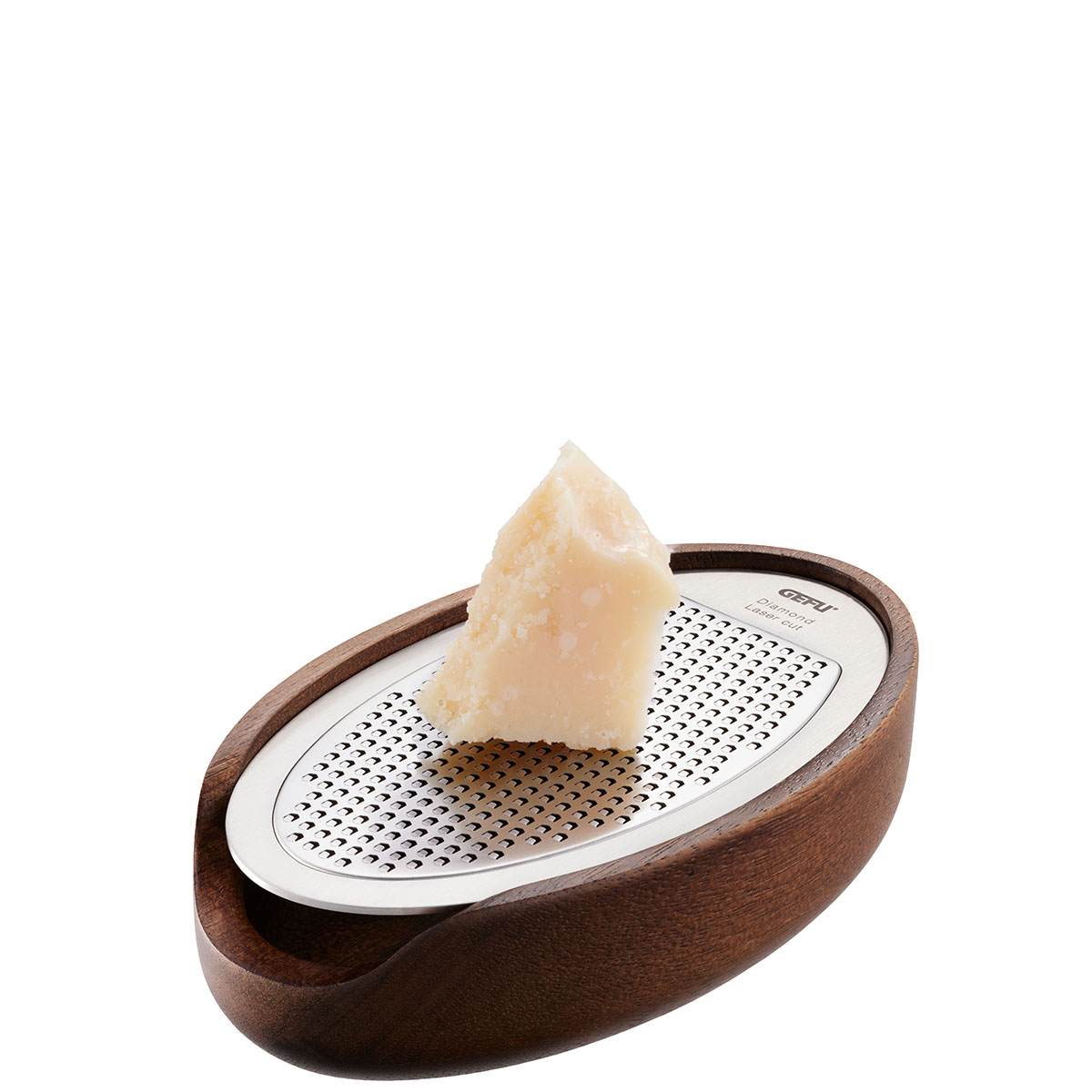 Elegante Reibe aus Holz mit Parmesan Stück auf Gitterfläche Eine hochwertige Holzreibe mit Edelstahlgitter, darauf ein Stück Parmesan-Käse. Ideal für stilvolles Verfeinern von Gerichten.