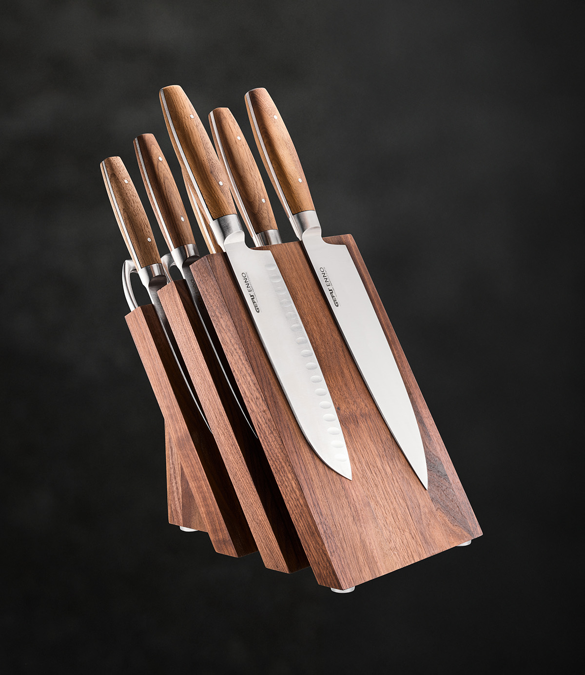 Fünfteiliges Messerset mit eleganten Holzgriffen und passendem Messerblock aus Holz