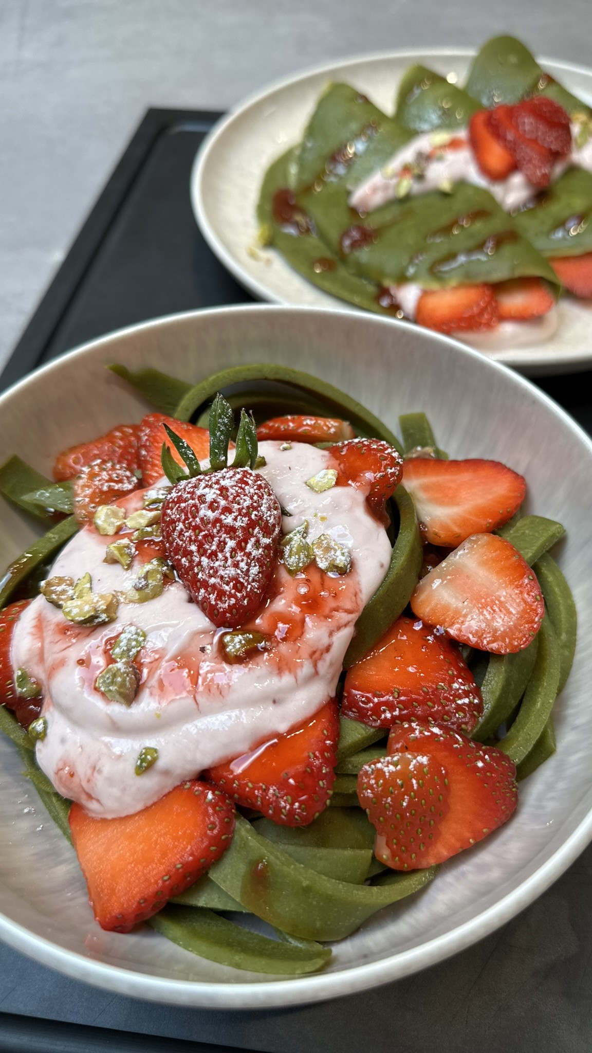 Matcha Spagehtti Crepe mit Erdbeerquark 