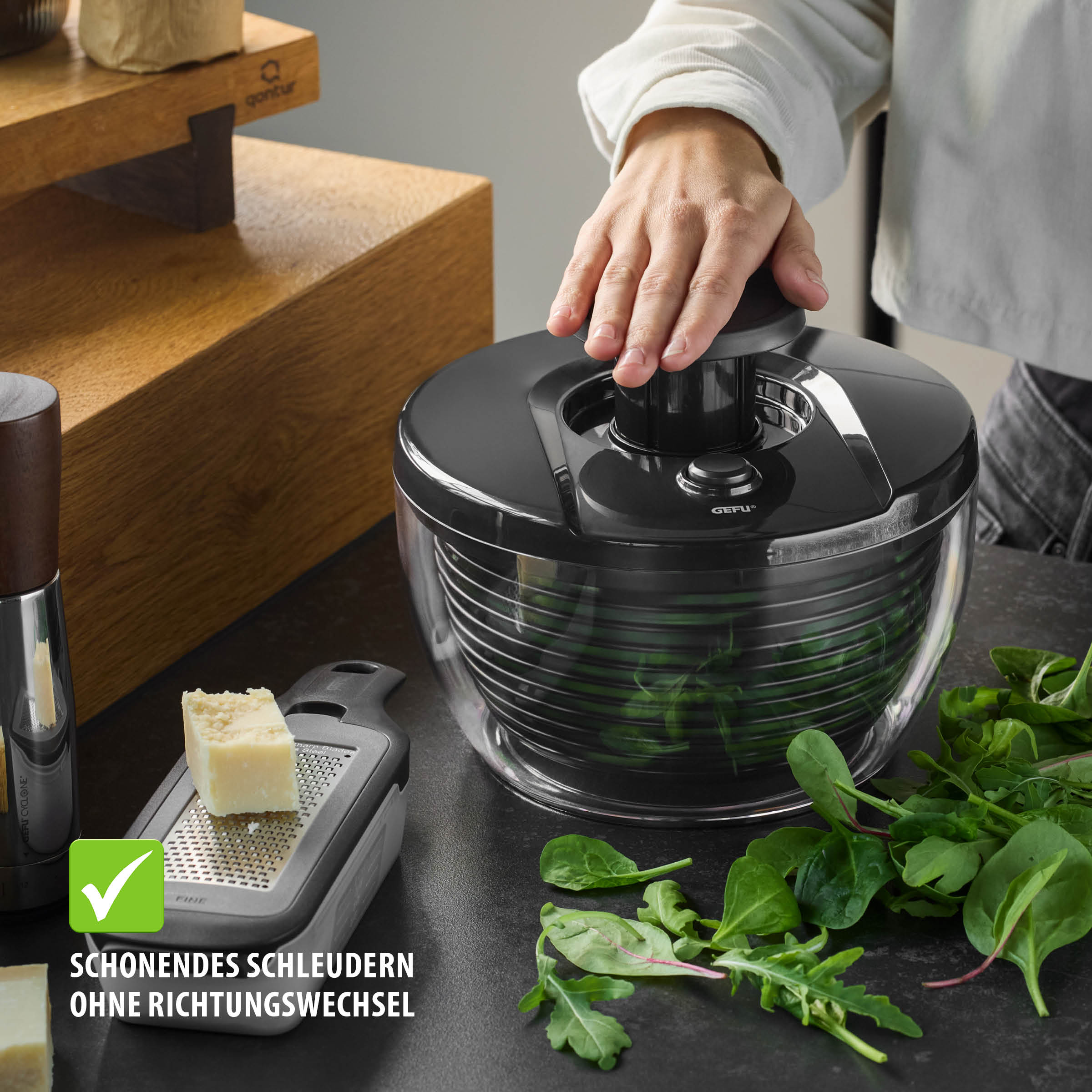 GEFU Salat- und Kräuterschleuder PUSH IT, 3 Liter mit schwarzem Deckel, Push-Mechanismus und Stopp-Taste beim schonenden Trocknen von frischem Salat auf der Küchenarbeitsplatte